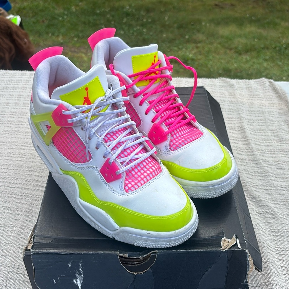 Air Jordan 4 Retro sneakers